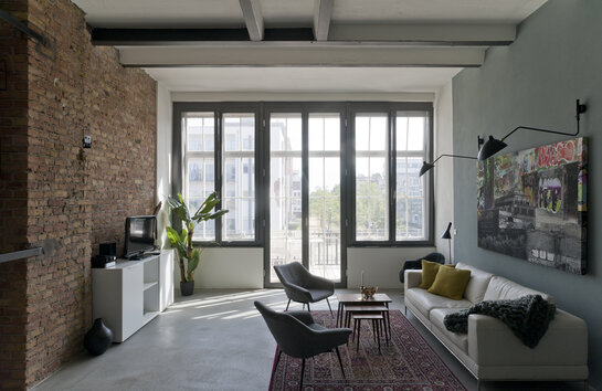 De sporen van de industriële architectuur worden binnen voortgezet: metselwerk, stalen balken en sierbeton kenmerken de leefruimtes. foto: Udo Meinel