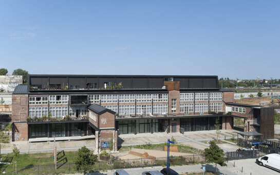 Als contrast en overgang naar een moderne architectuurtaal werd aan de achterkant van het dak een verdieping toegevoegd in houtconstructie met bekleding van zinkplaten. foto: Udo Meinel