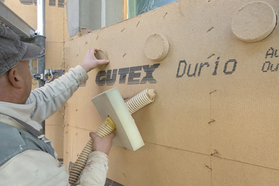 De GUTEX Durio Thermowall houtvezelisolatieplaten kunnen ter plaatse met een standaard isolatiezaag op maat gezaagd worden.